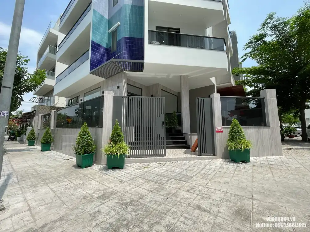 Hình ảnh cây cảnh được đặt trước tòa nhà văn phòng với chậu cây đồng bộ, phù hợp cho khu vực mặt tiền, lối vào, sảnh ngoài hoặc không gian ngoại thất.