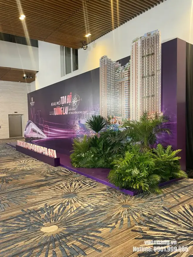 Góc bên trái tiểu cảnh cây sự kiện Nam Mekong Grand Plaza tại GEM Center Tiểu cảnh được bố trí tập trung về phía bên phải sân khấu, tạo điểm nhấn xanh nhưng không che phần tên dự án Nam Mekong Grand Plaza và hình ảnh công trình trên backdrop.