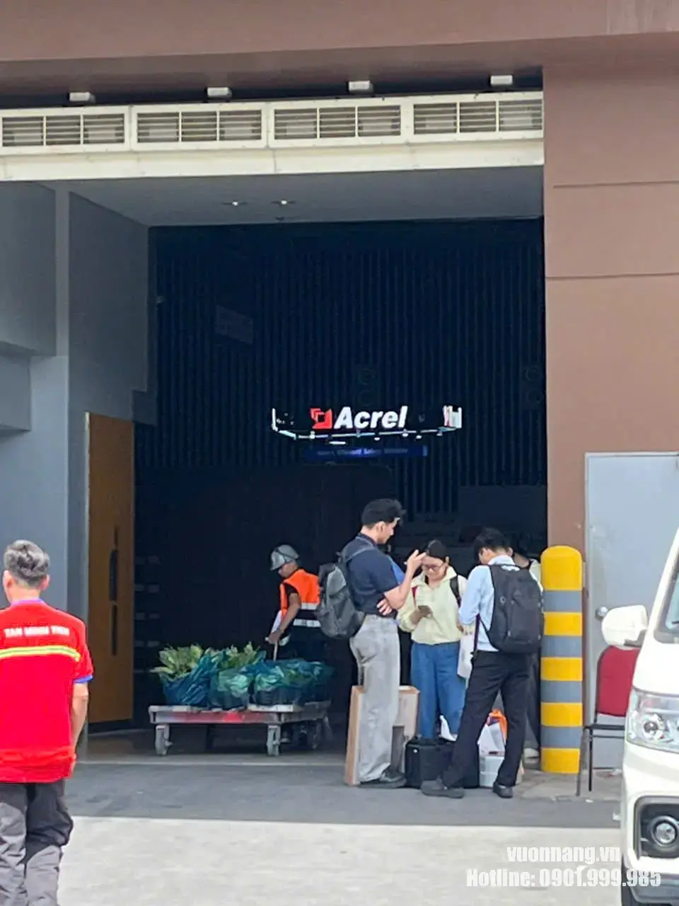 Đưa cây cảnh vào khu vực triển lãm SECC Quận 7 Hình ảnh thực tế quá trình đưa cây xanh vào Trung Tâm Hội Chợ Và Triển Lãm Sài Gòn để chuẩn bị setup gian hàng cho khách hàng sự kiện.