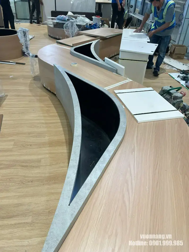 Bồn cây thiết kế cong tại khu pantry văn phòng MIK Group trước khi setup cây. Hệ bồn cây uốn cong được tích hợp trong khu pantry và không gian sinh hoạt chung của văn phòng.