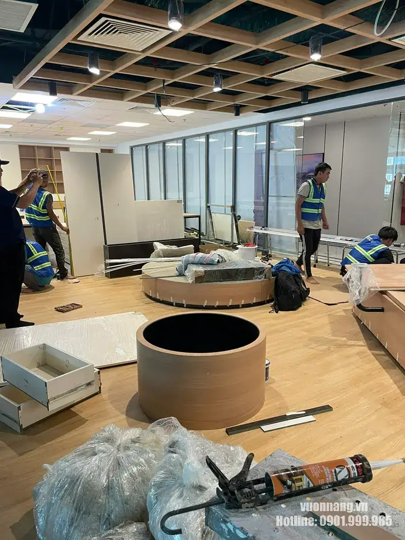 Khu staff corner MIK Group đang hoàn thiện nội thất trước khi bố trí cây văn phòng. Không gian staff corner trong quá trình hoàn thiện nội thất với các bồn cây và khu vực dự kiến bổ sung mảng xanh.