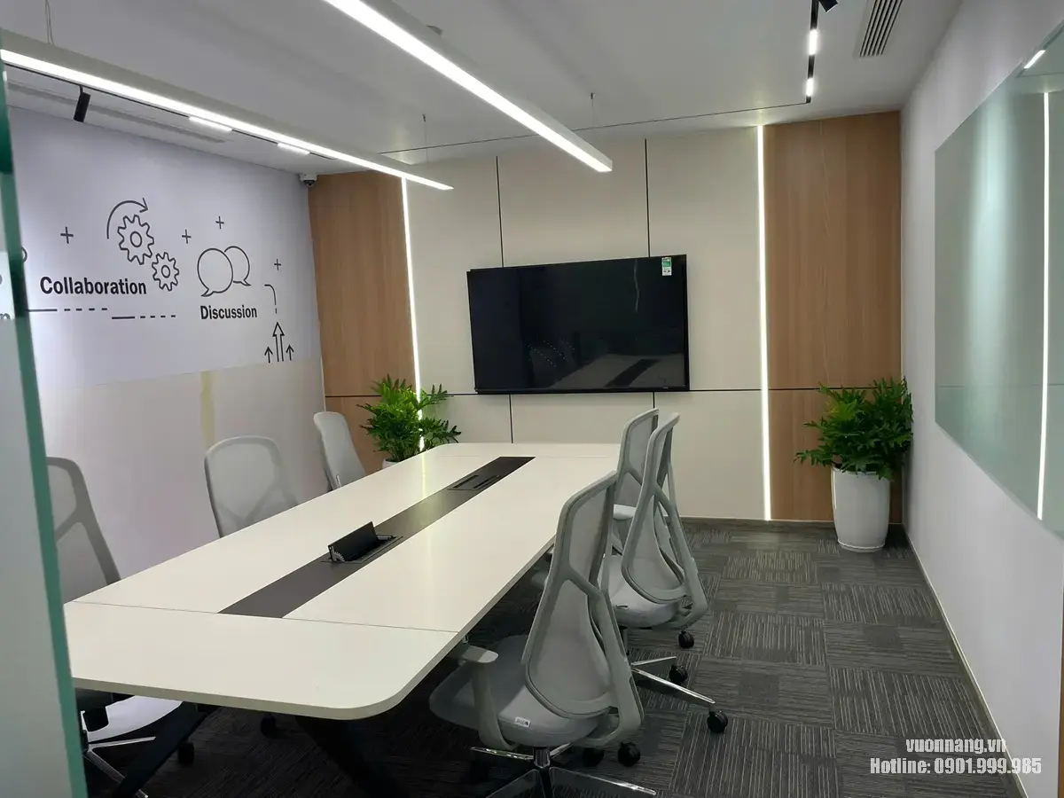 Phòng họp MIK Group sau khi setup hai chậu cây trầu bà thanh xuân tại các góc phòng. Không gian phòng họp sau khi hoàn thiện với hai chậu cây xanh đặt ở hai góc cuối phòng, tạo điểm nhấn cân đối.