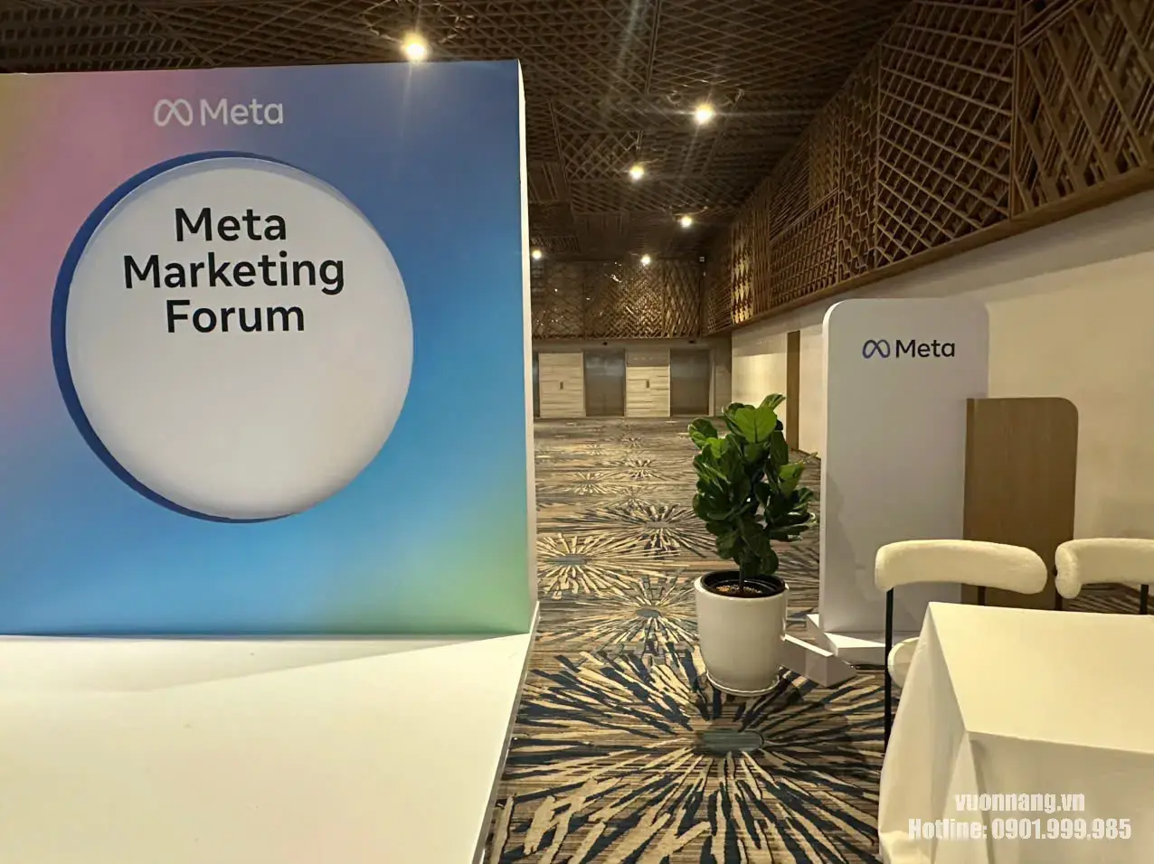 Cây Bàng Singapore tại Meta Marketing Forum GEM Center Hình ảnh thực tế cây Bàng Singapore phối chậu trắng được bố trí cạnh khu vực nhận diện Meta Marketing Forum tại GEM Center trong dự án cho thuê cây sự kiện của Vườn Nắng.